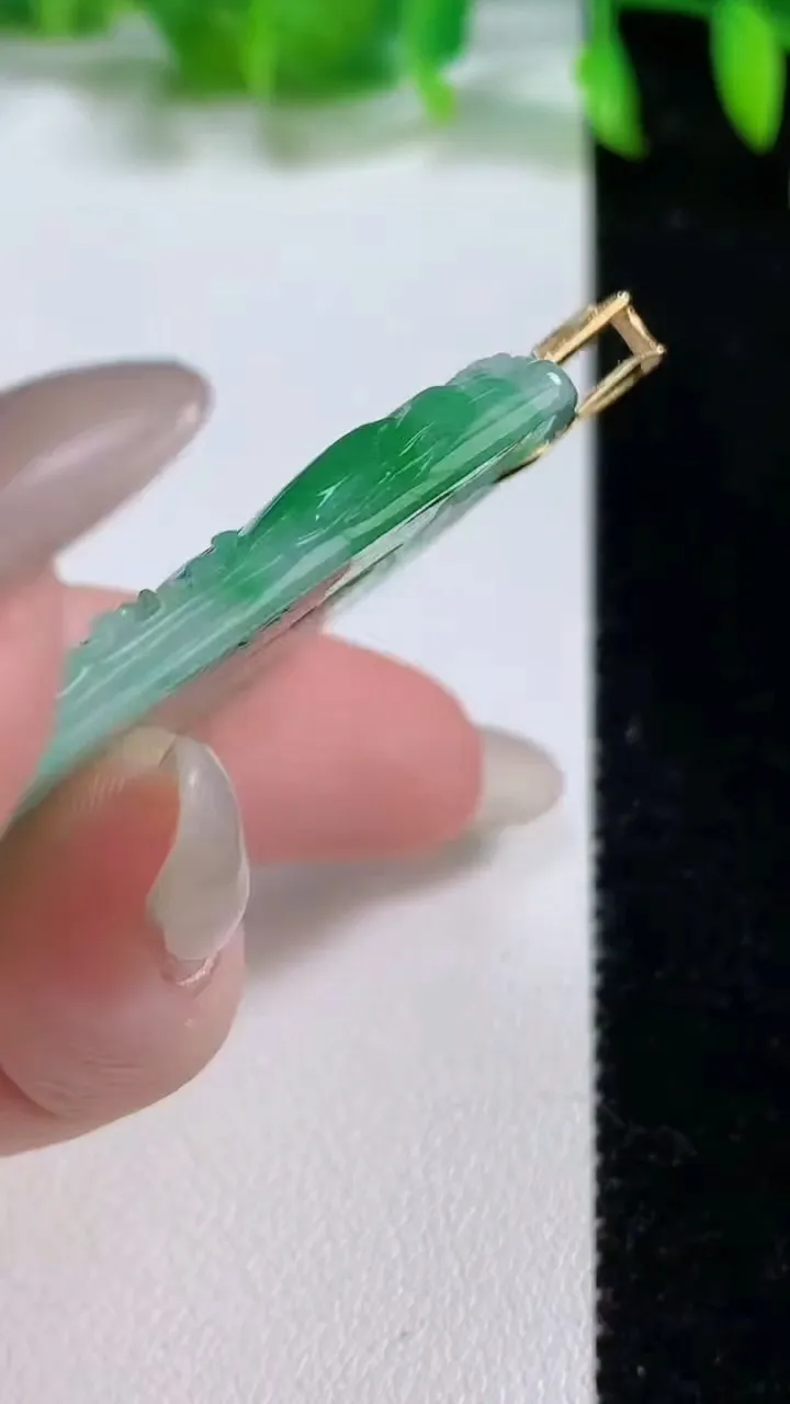 天然A货翡翠山水牌吊坠，尺寸49.2-38-4.4，重量:21.40g
10月14日