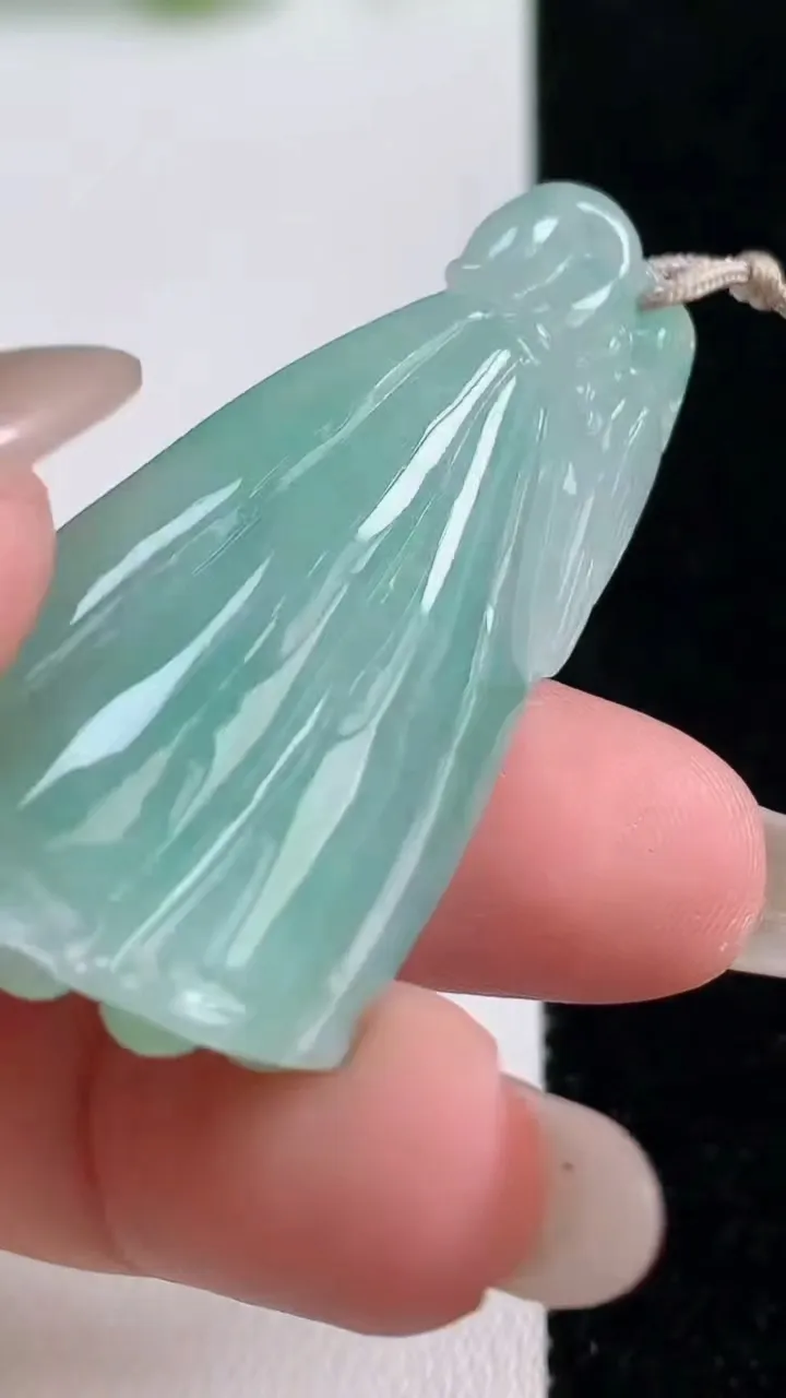 天然A货翡翠莲蓬吊坠，尺寸43-22.7-11.5，重量:15.96g
10月14日