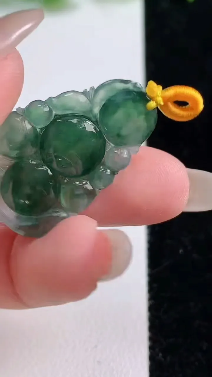 天然A货翡翠冰种飘花灵猴献瑞 生肖猴吊坠，尺寸31.3-20.2-5.6，重量:5.08g
10月14日