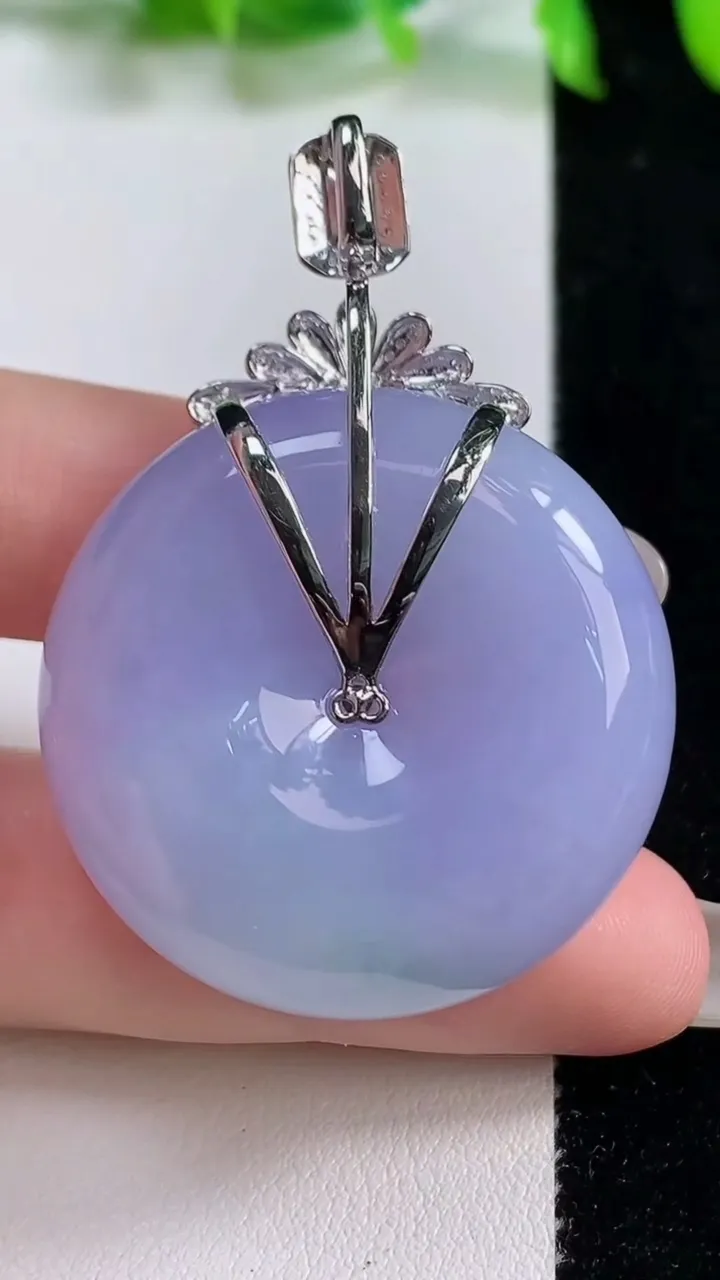 天然A货翡翠种春带彩 紫罗兰平安扣吊坠，尺寸35.4-12，重量:35.40g
10月14日