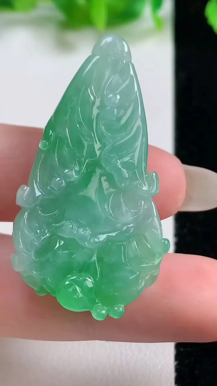 天然A货翡翠白菜吊坠，尺寸42.8-23.3-8.5，重量:10.98g
10月14日
