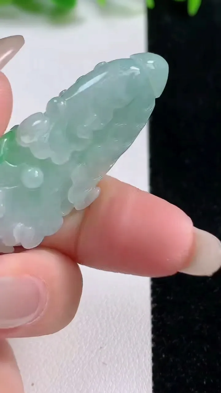 天然A货翡翠白菜吊坠，尺寸43.3-20.2-11.8，重量:15.64g
10月14日