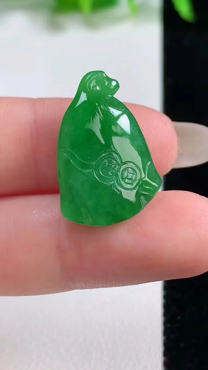 天然A货翡翠莲蓬吊坠，尺寸22.3-14-6.9，重量:3.60g
10月14日