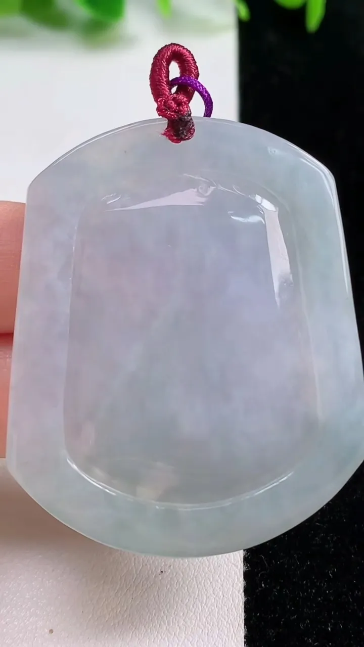天然A货翡翠生肖虎 虎牌吊坠，尺寸49.8-42-5.7，重量:25.00g
10月14日