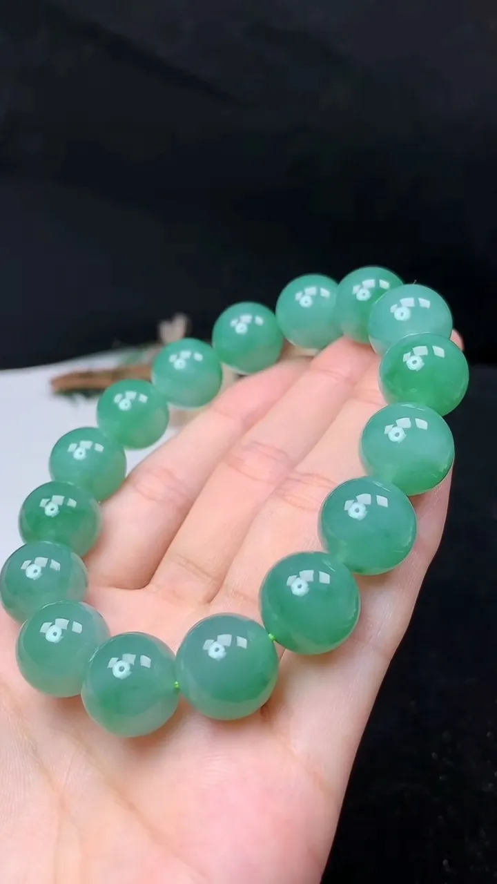 天然A货翡翠圆珠手串，尺寸13.5-16颗，重量:68.13g10月14日
工厂直销收藏佳品,种好水足，色泽均匀，有种有色，上手高大气！