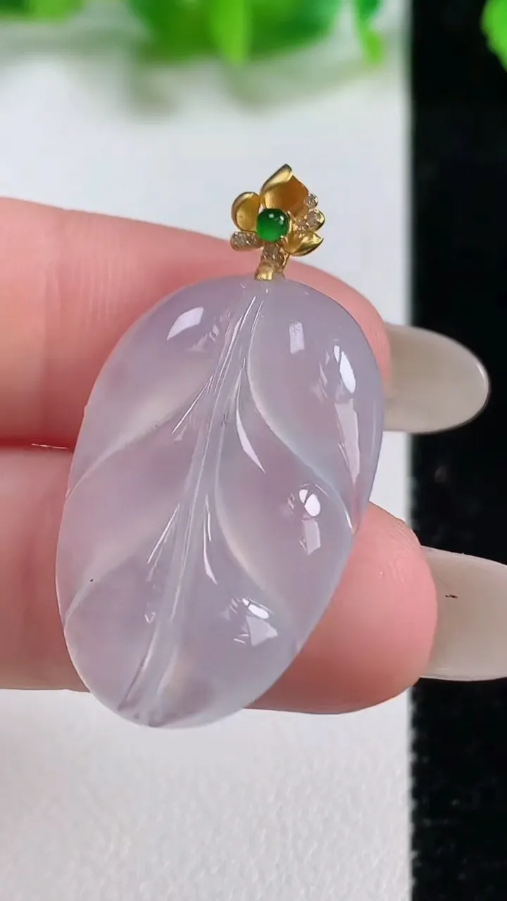 天然A货翡翠种白冰金枝玉叶 叶子吊坠，尺寸27.4-18.2-4.8，重量:4.84g
10月14日