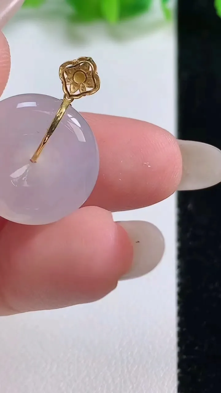 天然A货翡翠种白冰平安扣吊坠，尺寸18-6.3，重量:4.62g
10月14日