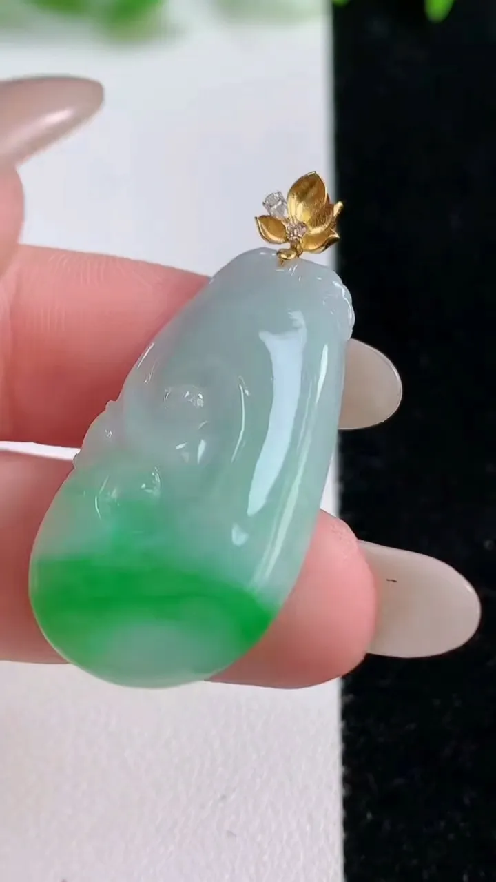 天然A货翡翠如意吊坠，尺寸32.5-18-4.3，重量:5.56g
10月14日