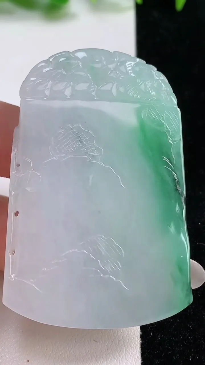 天然A货翡翠山水牌吊坠，尺寸58.4-38-6.9，重量:35.60g
10月14日