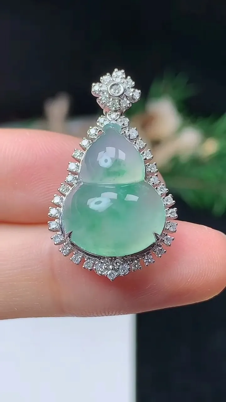 天然A货翡翠葫芦吊坠，尺寸29.4-17.2-11.3，裸石17.4-13.5，重量:4.00g
1
