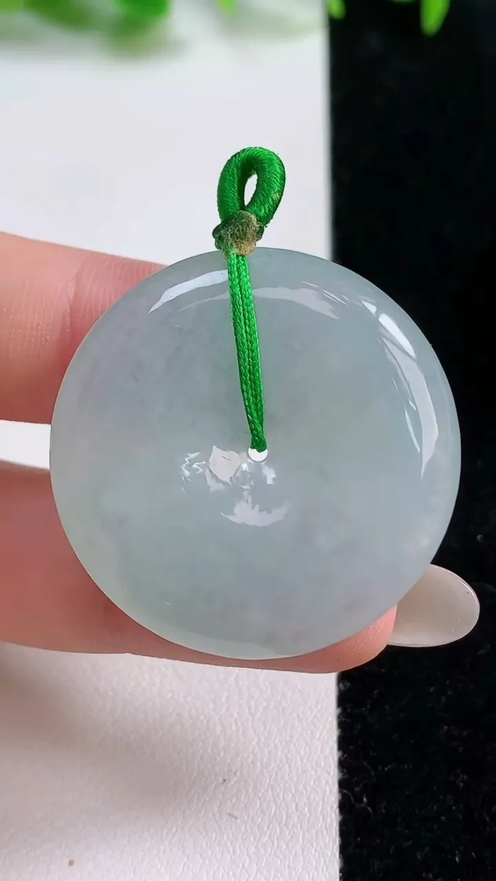 天然A货翡翠平安扣吊坠，尺寸33.3-5.5，重量:13.35g
10月14日