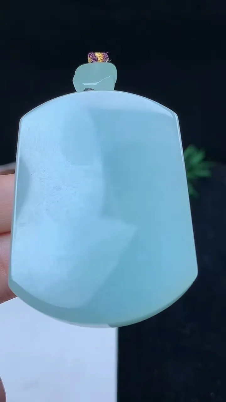 天然A货翡翠观音头吊坠，尺寸54.2-39-11，重量:57.36g
10月14日