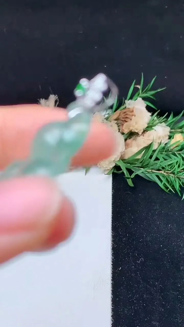 天然A货翡翠生肖猴吊坠，尺寸34.8-21.2-5.2，重量:7.15g
10月14日