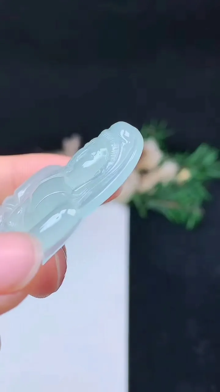 天然A货翡翠白冰观音菩萨吊坠，尺寸50.5-35.5-5.7，重量:18.33g
10月14日