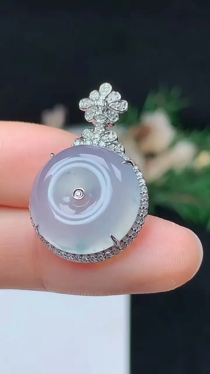 天然A货翡翠飘花平安扣吊坠，尺寸28-18.6-8.8，裸石16.7，重量:5.00g
10月14日