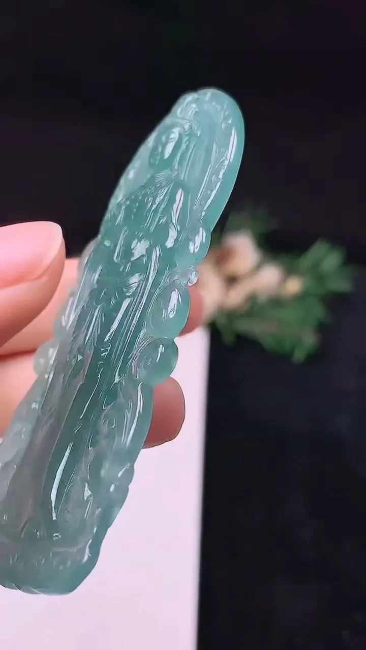 天然A货翡翠蓝水观音菩萨吊坠，尺寸74.7-30.7-5.2，重量:23.03g
10月14日