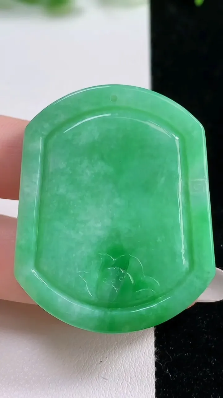 天然A货翡翠生肖虎 虎牌吊坠，尺寸45.5-35.5-5，重量:19.14g
10月14日