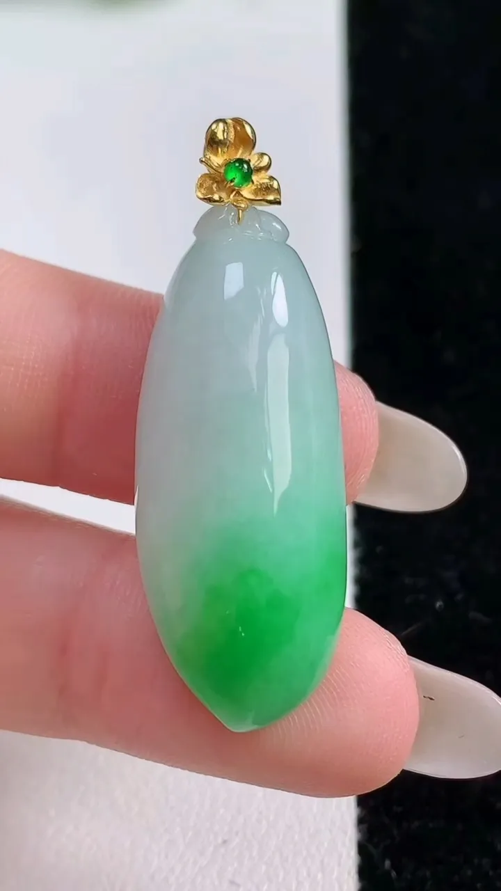 天然A货翡翠福瓜吊坠，尺寸33.5-14-10.6，重量:9.25g
10月14日
