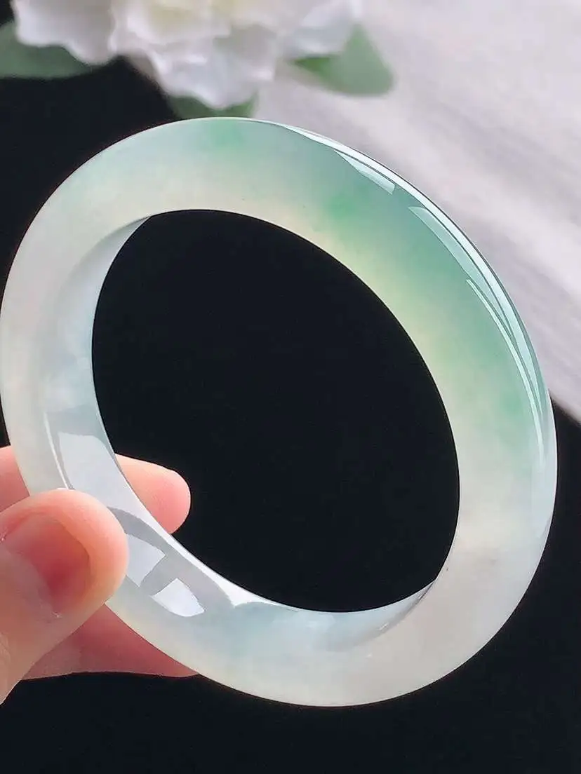 a货翡翠老坑冰种飘绿正装正圈手镯55-56圈口  尺寸55.2×12.6×8.8mm 重量63.53
