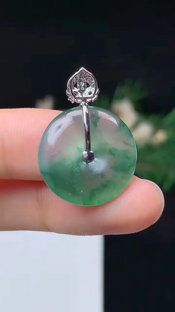 天然A货翡翠平安扣吊坠，尺寸18.4-3.9，重量:3.20g
10月14日