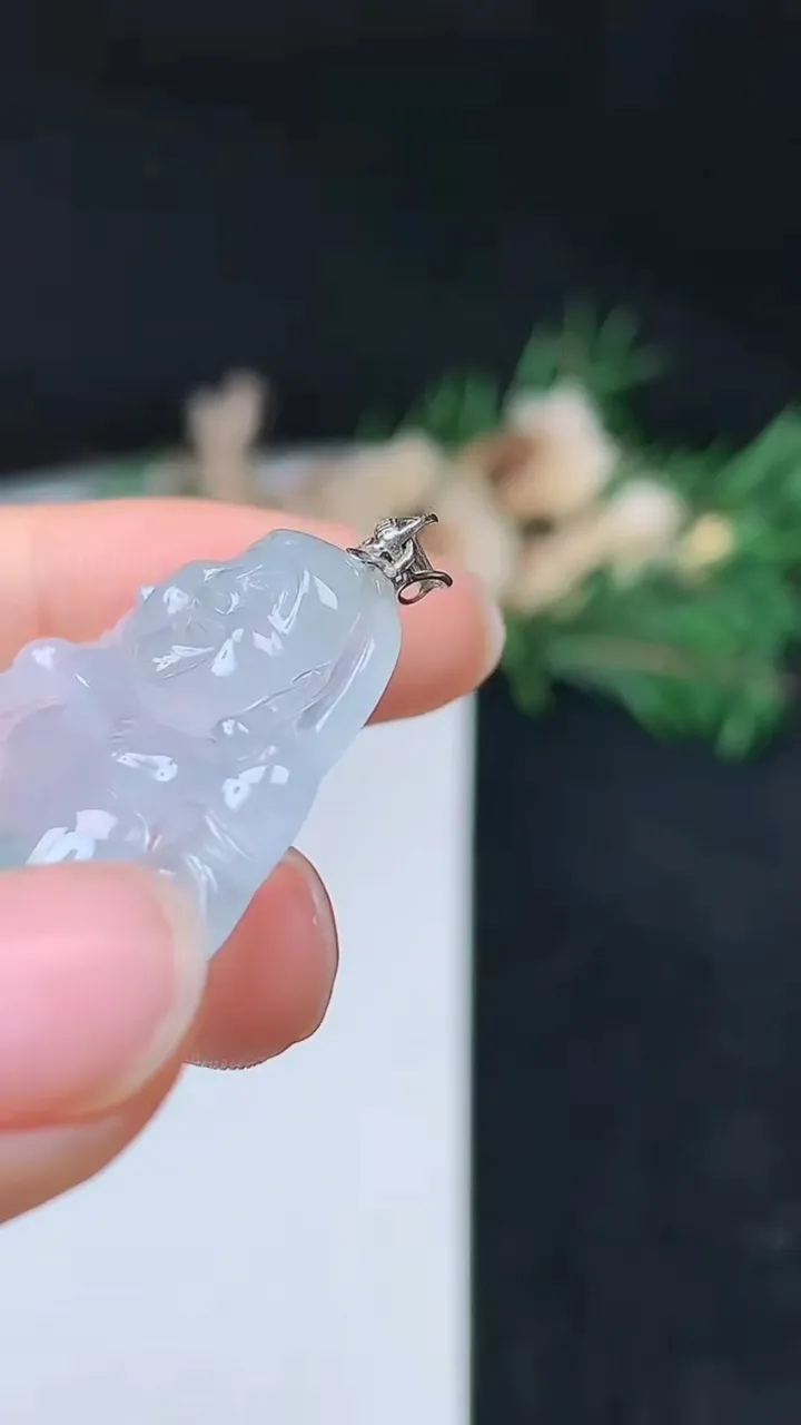 天然A货翡翠飘花佛公吊坠，尺寸27.5-30.5-6.2，重量:8.25g
10月14日