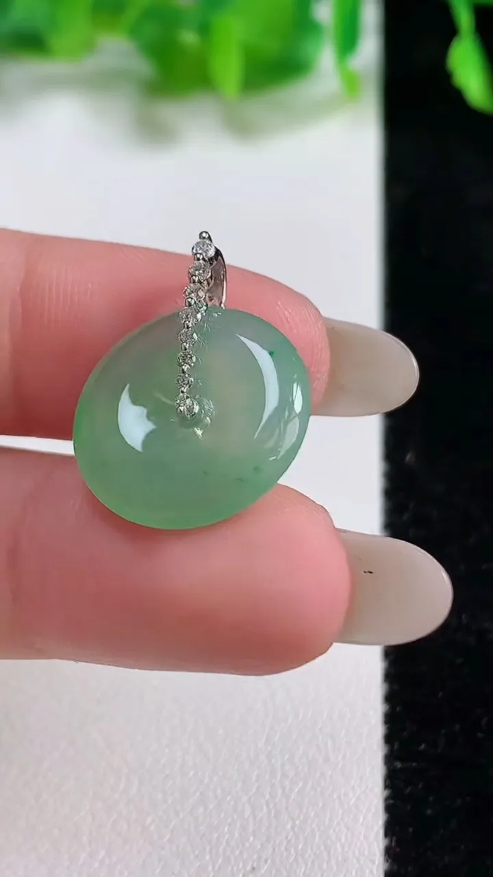 天然A货翡翠平安扣吊坠，尺寸16.8-3，重量:2.55g
10月14日