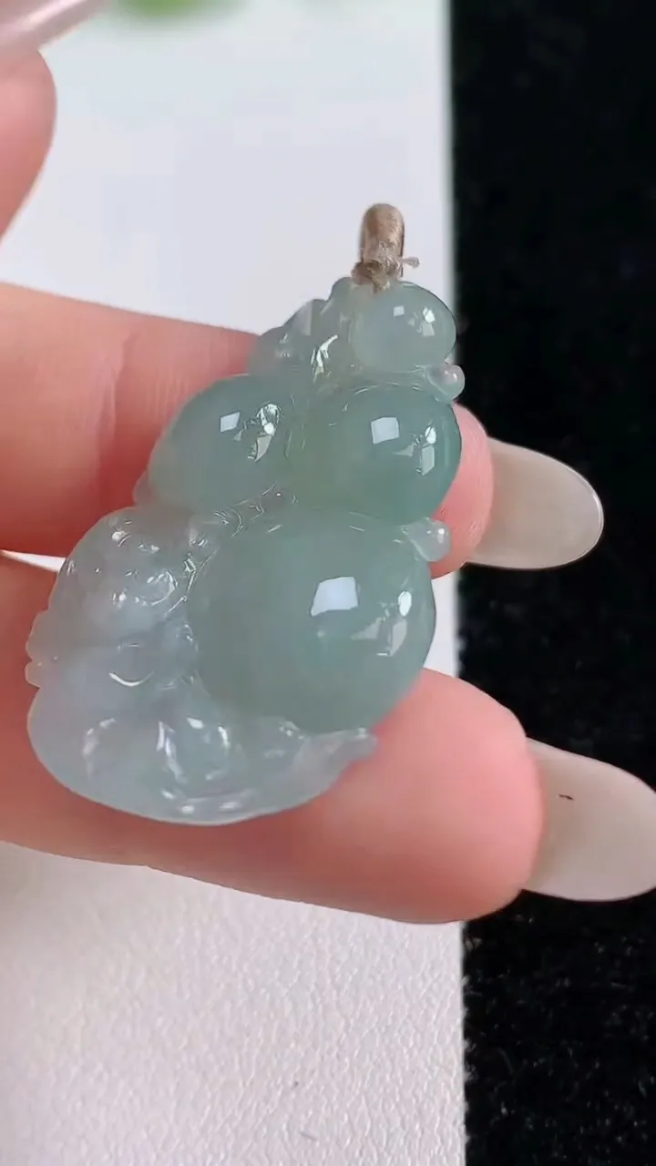 天然A货翡翠灵猴献瑞 福瓜吊坠，尺寸34.4-22.4-5.8，重量:6.62g
10月14日