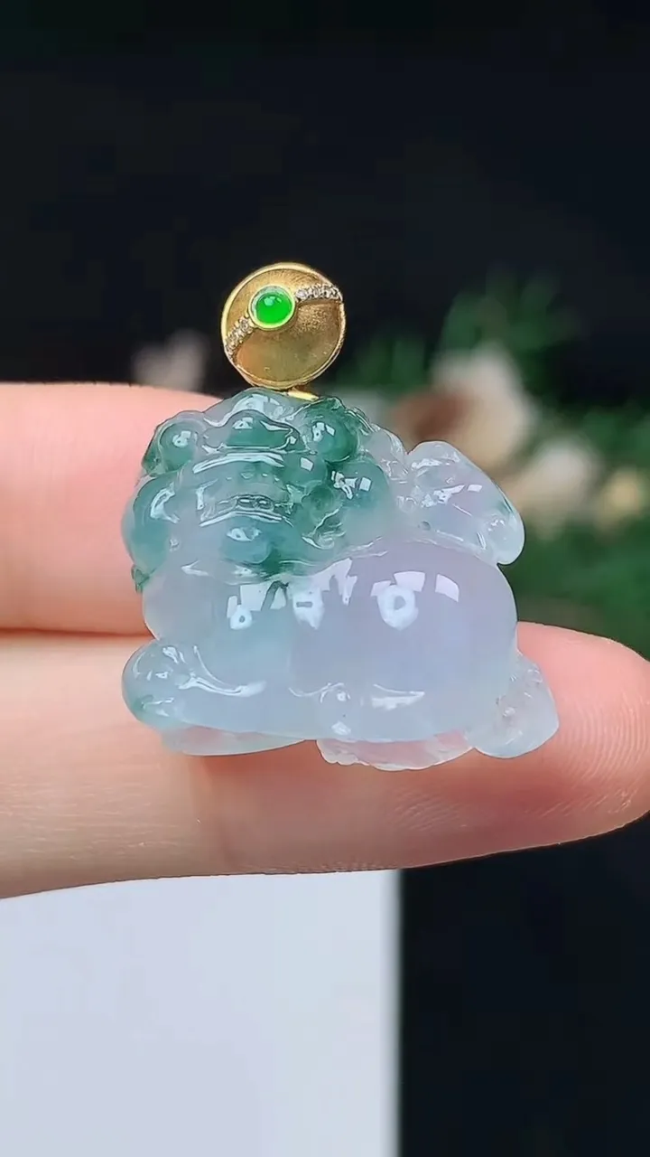 天然A货翡翠飘花狮子吊坠，尺寸18.2-21.7-10.4，重量:8.10g
10月14日