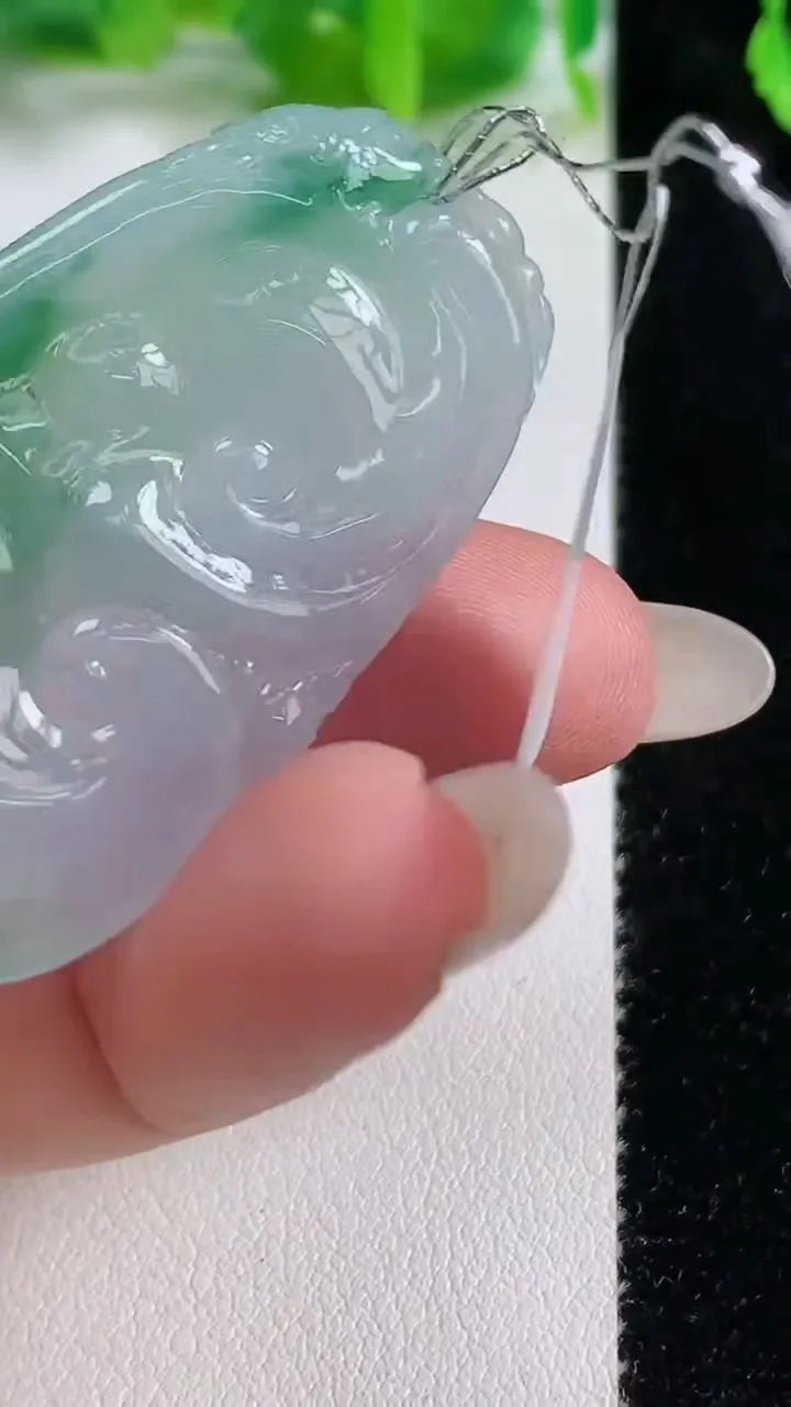 天然A货翡翠冰种飘花如意吊坠，尺寸44.5-25-5.4，重量:13.50g
10月14日