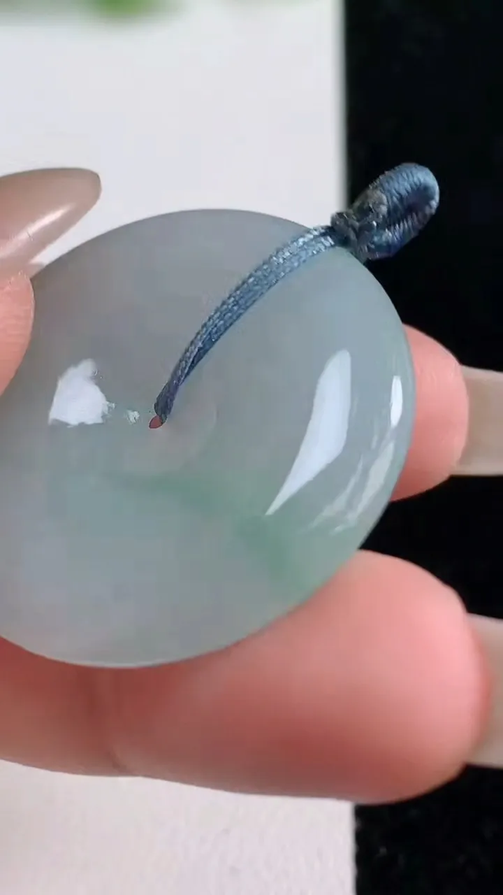 天然A货翡翠平安扣吊坠，尺寸31.8-5，重量:11.35g
10月14日