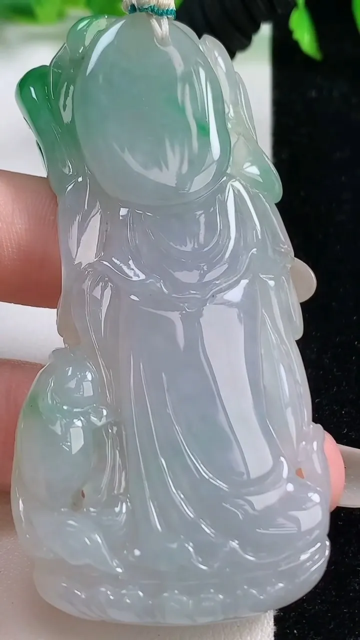 天然A货翡翠虚空藏菩萨吊坠，尺寸75-37.7-10.3，重量:51.44g
10月14日
