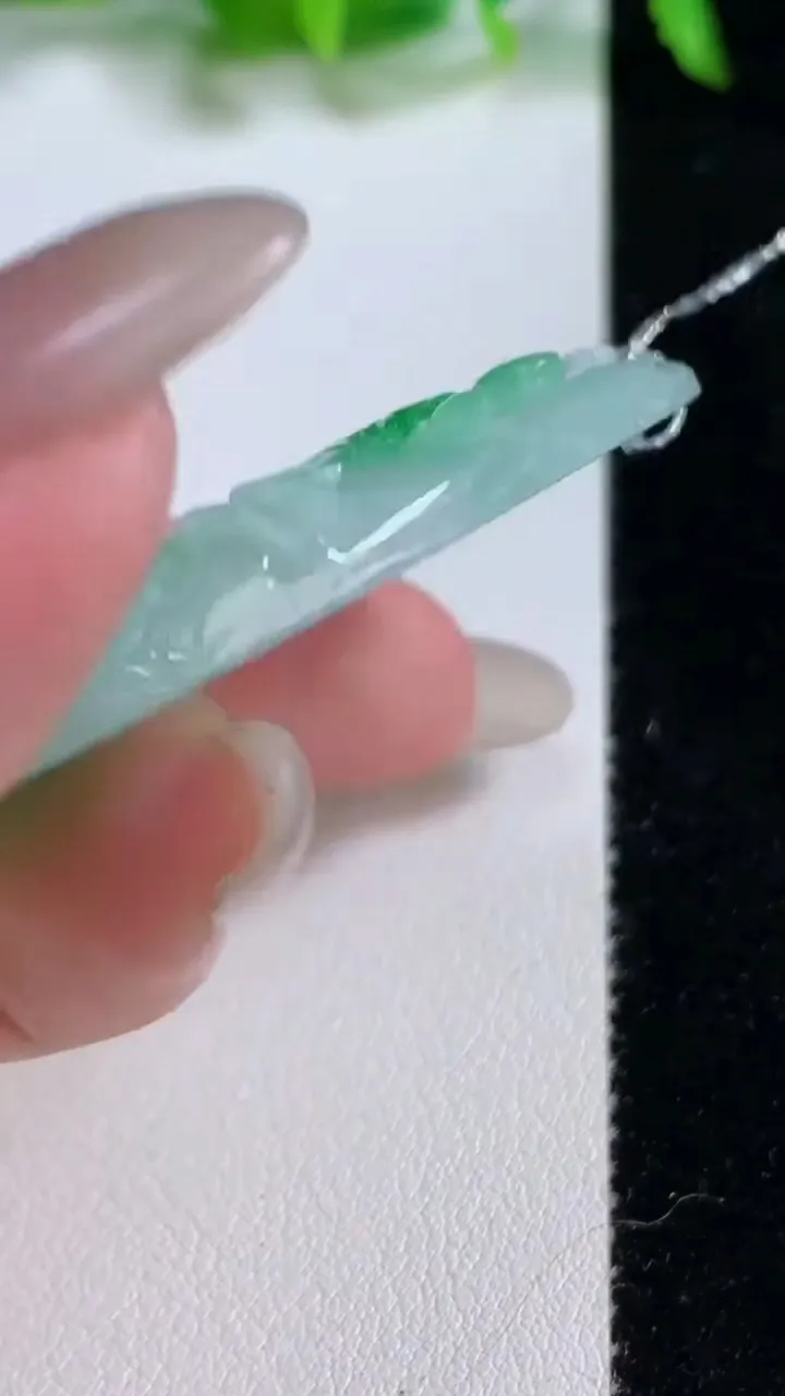 天然A货翡翠山水牌吊坠，尺寸55.5-37.4-6，重量:25.93g
10月14日