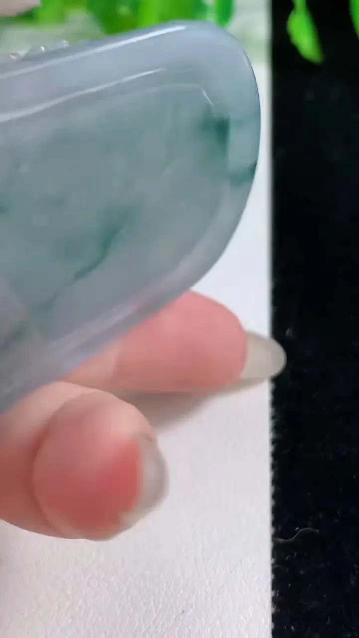 天然A货翡翠种飘花大势至观音菩萨吊坠，尺寸63.2-44-6.2，重量:34.64g
10月14日