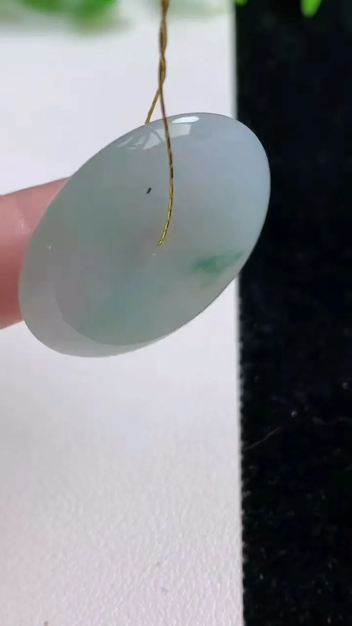 天然A货翡翠冰种飘花平安扣吊坠，尺寸30.3-4.8，重量:10.57g
10月14日