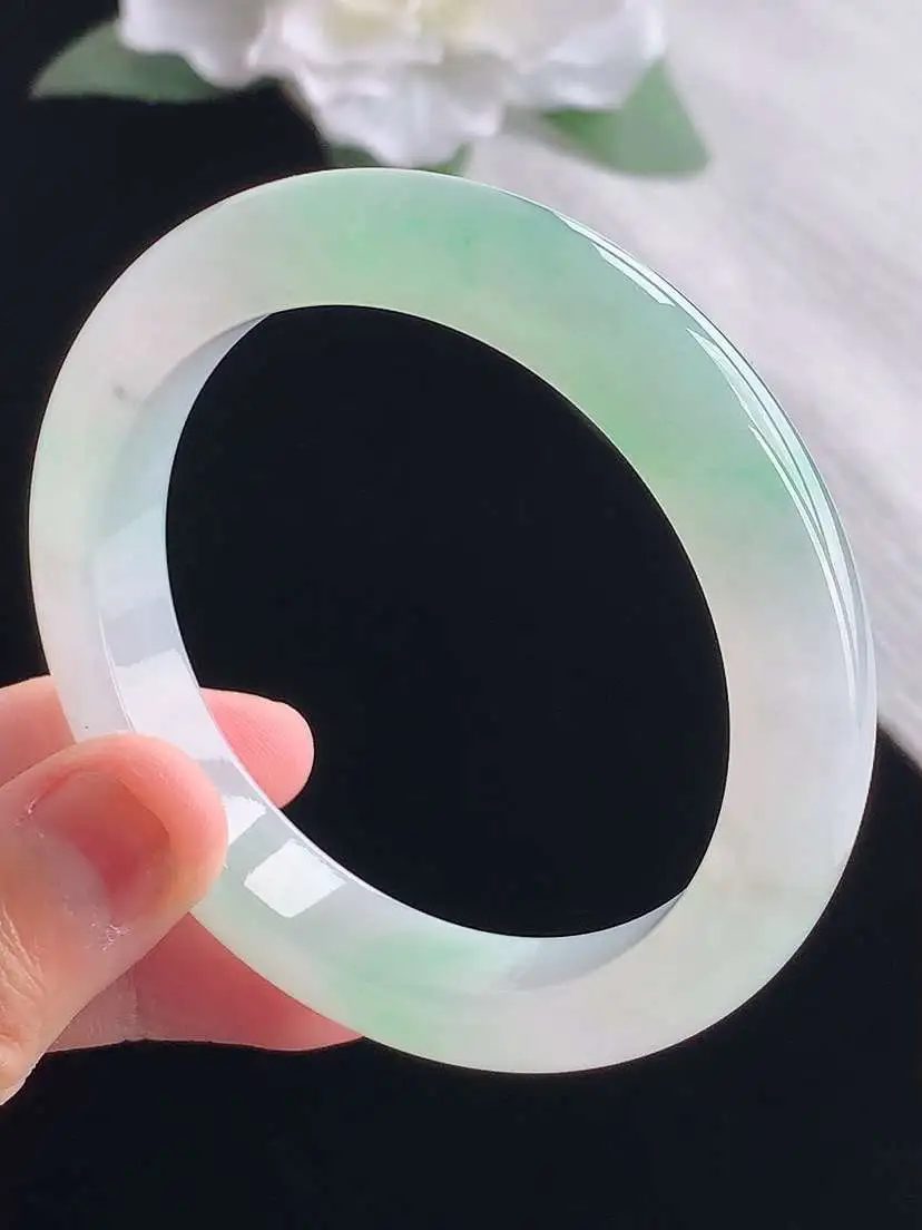 a货翡翠老坑冰种飘绿正装正圈手镯53-54圈口  尺寸53.6×10.3×8.5mm 重量49.46