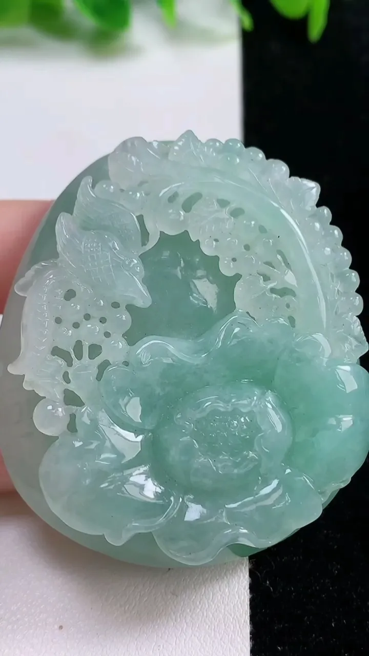 天然A货翡翠和和美美 荷叶鱼吊坠，尺寸56.4-48.6-15.6，重量:82.36g
10月14日