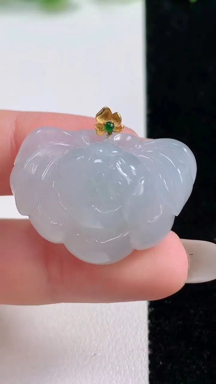 天然A货翡翠种白冰莲花吊坠，尺寸23.2-30.6-10，重量:11.04g
10月14日
