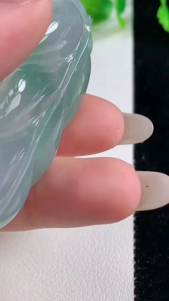 天然A货翡翠金枝玉叶 叶子吊坠，尺寸52-29.5-5.4，重量:15.37g
10月14日