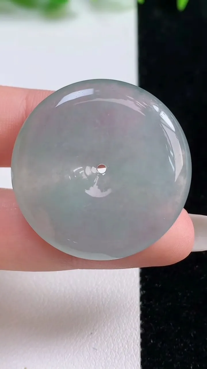 天然A货翡翠平安扣吊坠，尺寸33.4-5.4，重量:13.05g
10月14日