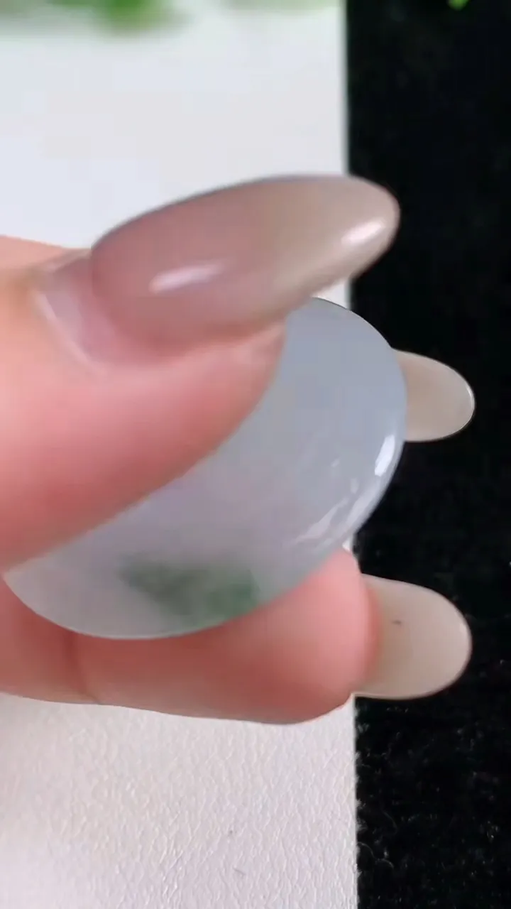 天然A货翡翠冰种飘花平安扣吊坠，尺寸31.2-4.9，重量:10.28g
10月14日