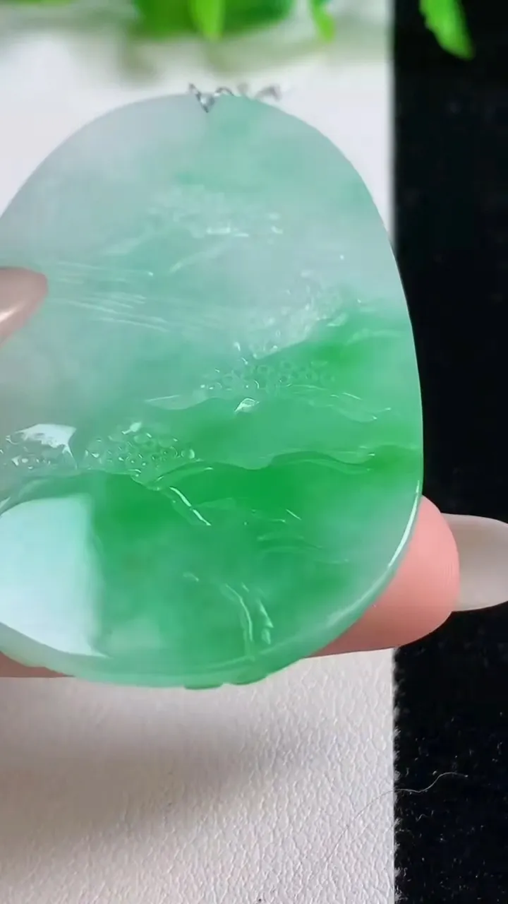 天然A货翡翠山水牌吊坠，尺寸55.5-37.4-6，重量:25.93g
10月14日