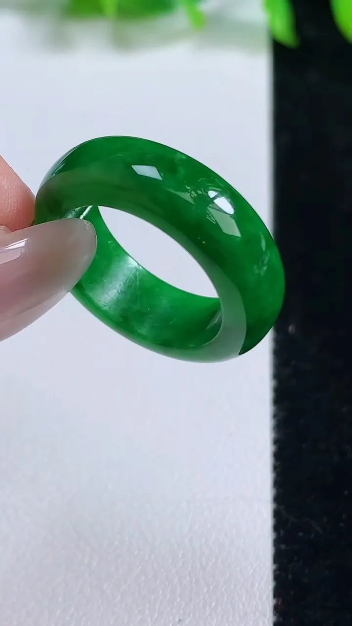 天然A货翡翠指环 戒指，尺寸18-7-3.6，重量:5.70g2025年10月14日
工厂直销收藏佳品,种好水足，色泽均匀，有种有色，上手高大气！