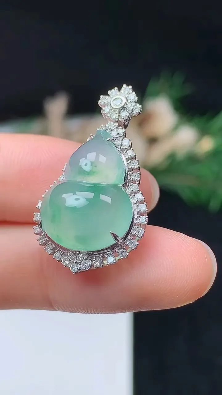 天然A货翡翠葫芦吊坠，尺寸29.4-17.2-11.3，裸石17.4-13.5，重量:4.00g
10月14日