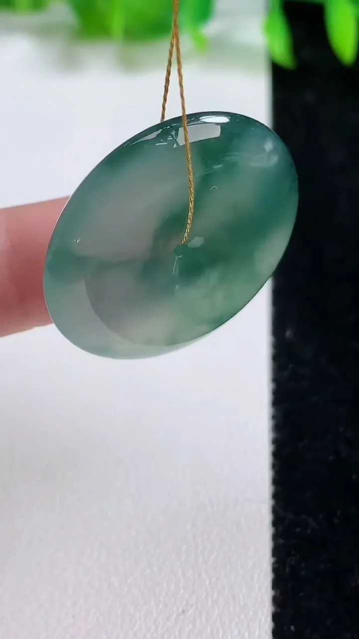 天然A货翡翠种飘花平安扣吊坠，尺寸29.7-6.2，重量:11.46g
10月14日
