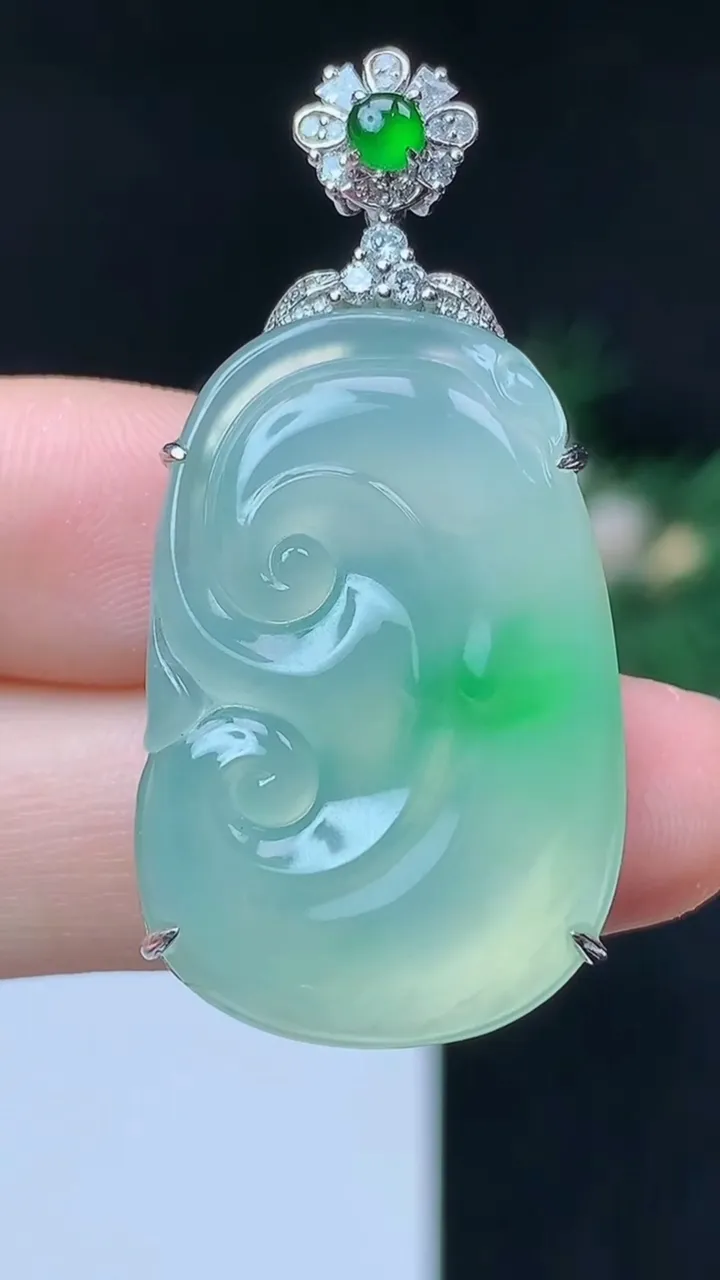 天然A货翡翠如意吊坠，尺寸30-20.2-7.4，重量:10.10g
10月14日