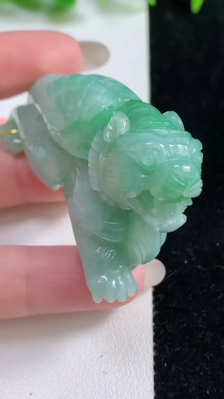 天然A货翡翠生肖虎吊坠，尺寸58.6-35-18.3，重量:59.19g
10月14日