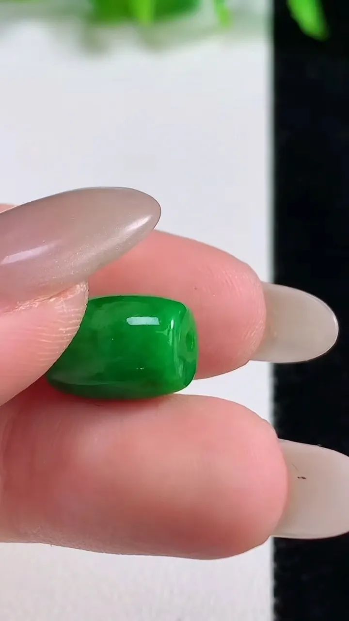 天然A货翡翠路路通吊坠，尺寸12.6-9，重量:2.30g
10月14日