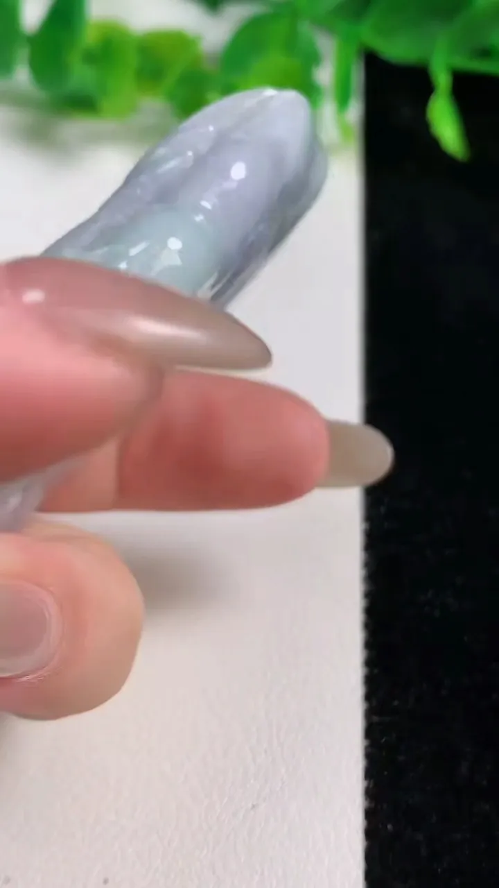 天然A货翡翠龙牌吊坠，尺寸77-48.5-12，重量:79.68g
10月14日