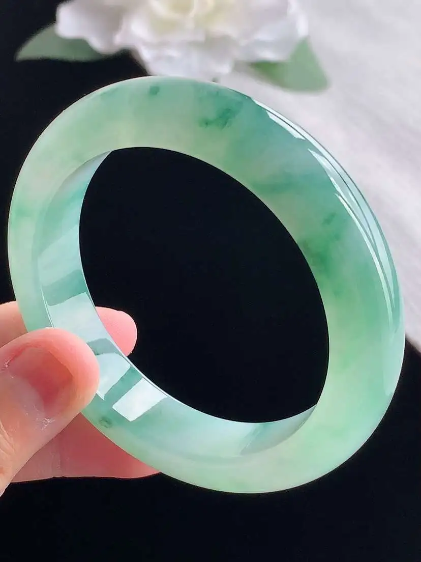 a货翡翠老坑冰种飘花正装正圈手镯52-53小圈口  尺寸52.5×12.2×8.8mm 重量60.2