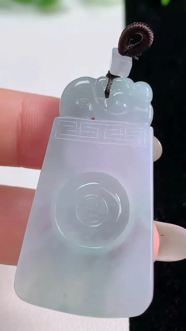 天然A货翡翠仿古无事牌吊坠，时来运转 尺寸45-24.9-3.8，重量:11.59g
10月14日